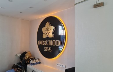 LED logo Orchid SPA uz pamatnes Ceros.lv