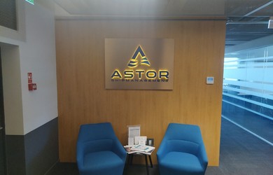 LED logo Astor uz pamatnes Ceros (1)